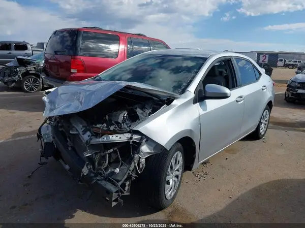 5YFBURHE4JP796728 2018 TOYOTA COROLLA - Image 2