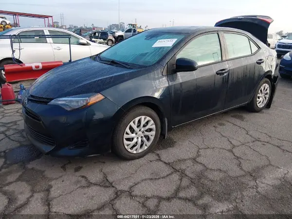 5YFBURHE4JP797197 2018 TOYOTA COROLLA - Image 2