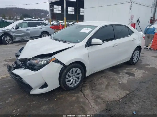 5YFBURHE4JP797944 2018 TOYOTA COROLLA - Image 2