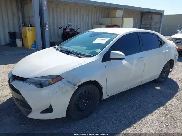 5YFBURHE4JP798639 2018 TOYOTA COROLLA - Image 2
