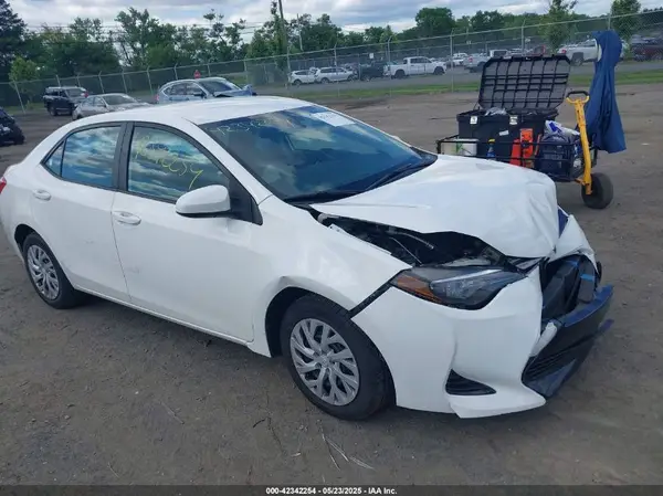 5YFBURHE4JP801829 2018 TOYOTA COROLLA - Image 1