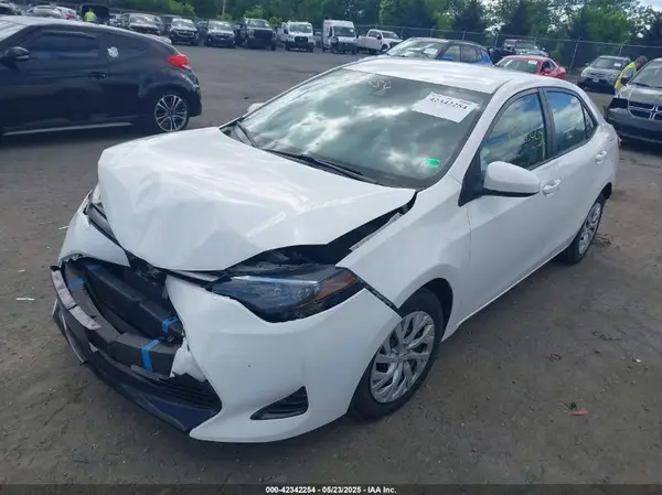 5YFBURHE4JP801829 2018 TOYOTA COROLLA - Image 2