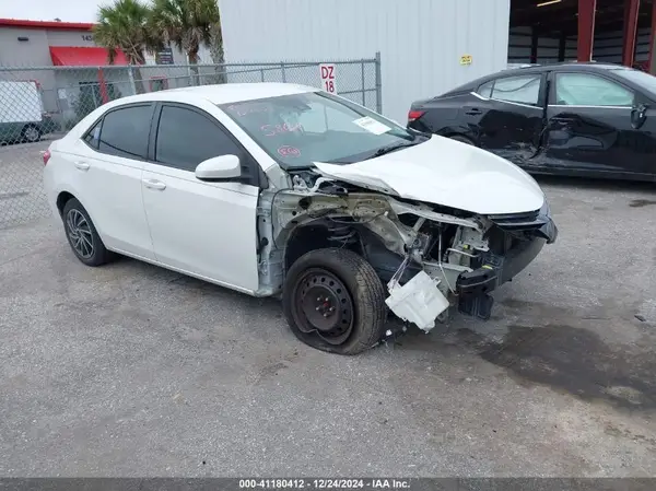 5YFBURHE4JP805864 2018 TOYOTA COROLLA - Image 1