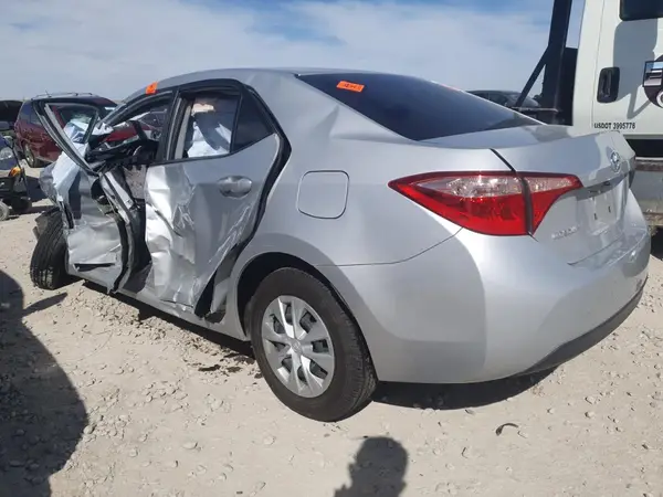 5YFBURHE4JP807002 2018 TOYOTA COROLLA - Image 2