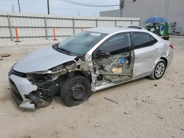 5YFBURHE4JP811843 2018 TOYOTA COROLLA - Image 1