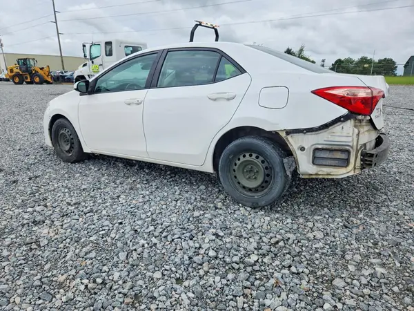 5YFBURHE4JP814869 2018 TOYOTA COROLLA - Image 2