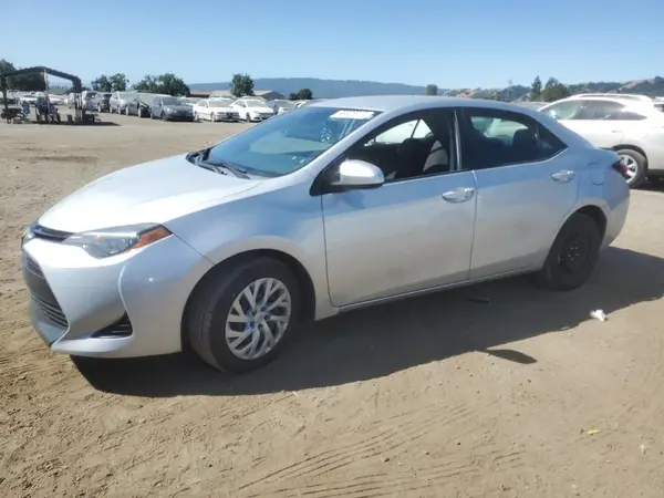5YFBURHE4JP815195 2018 TOYOTA COROLLA - Image 1