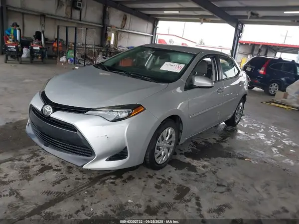 5YFBURHE4JP817772 2018 TOYOTA COROLLA - Image 2