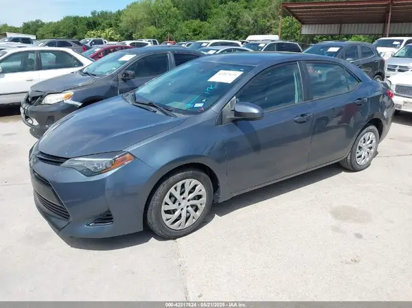 5YFBURHE4JP820560 2018 TOYOTA COROLLA - Image 2