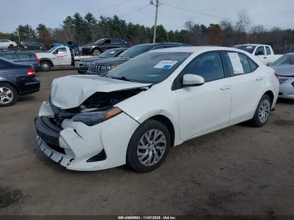 5YFBURHE4JP822082 2018 TOYOTA COROLLA - Image 2