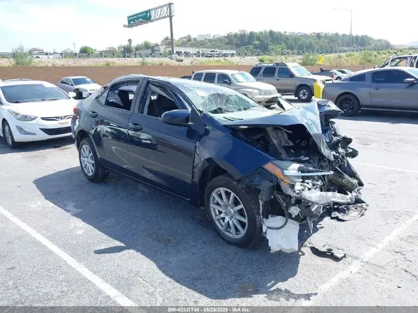 5YFBURHE4JP823555 2018 TOYOTA COROLLA - Image 1