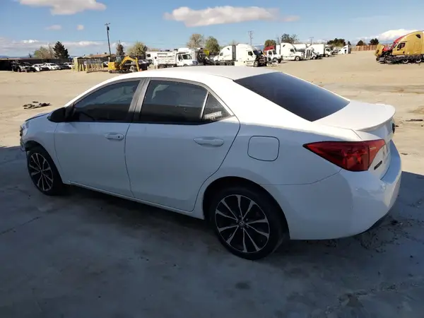 5YFBURHE4JP823605 2018 TOYOTA COROLLA - Image 2