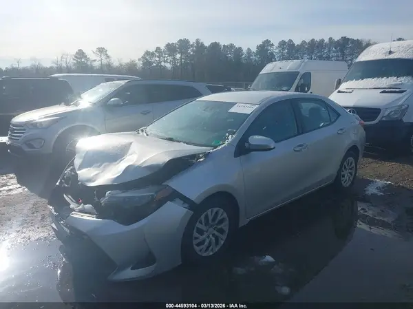 5YFBURHE4JP827010 2018 TOYOTA COROLLA - Image 2
