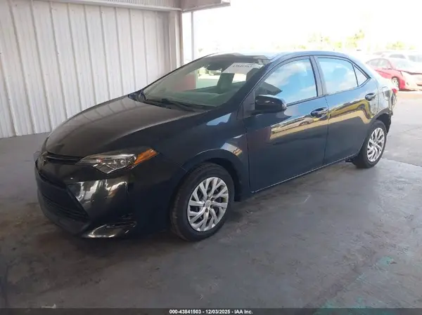 5YFBURHE4JP827685 2018 TOYOTA COROLLA - Image 2