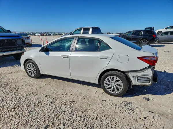 5YFBURHE4JP828643 2018 TOYOTA COROLLA - Image 2