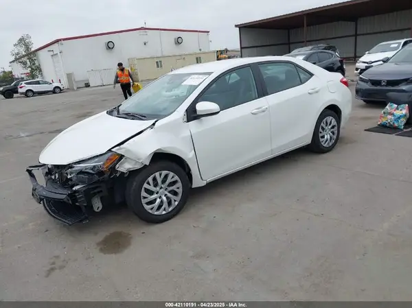 5YFBURHE4JP835205 2018 TOYOTA COROLLA - Image 2
