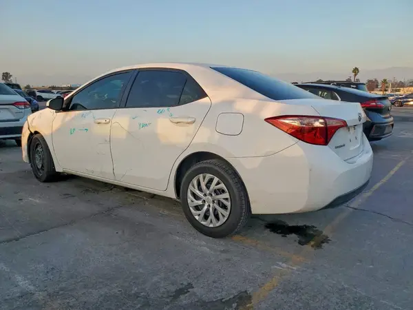5YFBURHE4JP840324 2018 TOYOTA COROLLA - Image 2