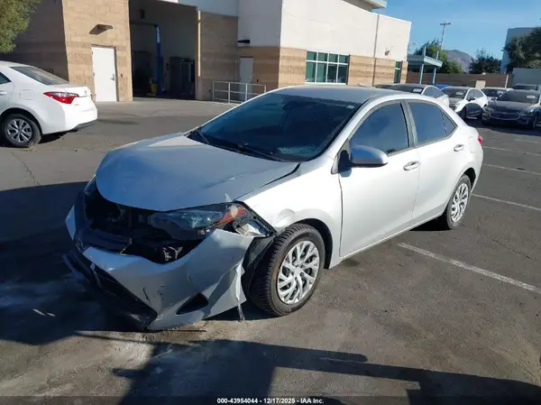 5YFBURHE4JP842803 2018 TOYOTA COROLLA - Image 2