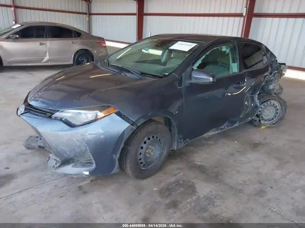 5YFBURHE4JP842817 2018 TOYOTA COROLLA - Image 2