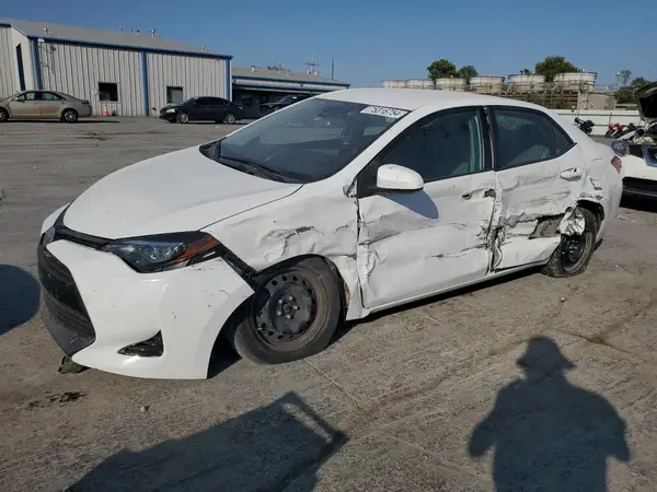 5YFBURHE4JP846091 2018 TOYOTA COROLLA - Image 1