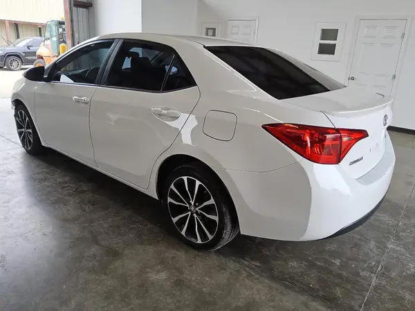 5YFBURHE4JP847385 2018 TOYOTA COROLLA - Image 2