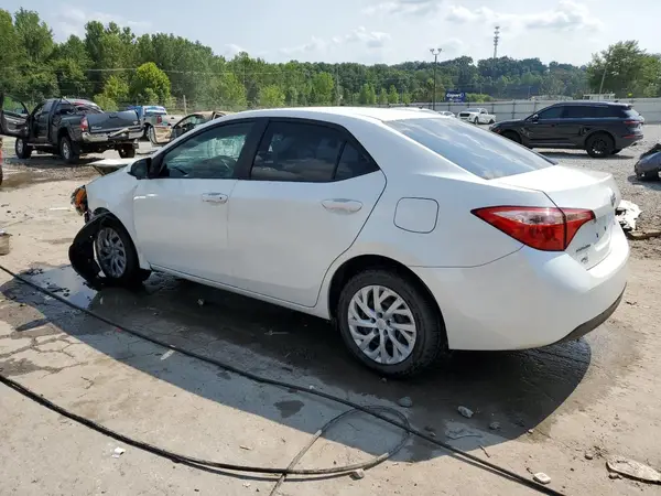 5YFBURHE4JP852814 2018 TOYOTA COROLLA - Image 2