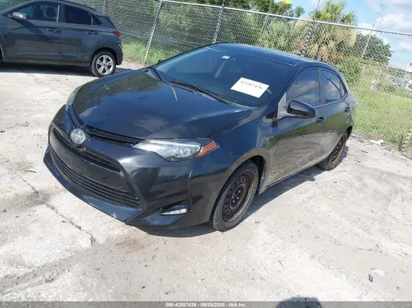 5YFBURHE4JP855888 2018 TOYOTA COROLLA - Image 2