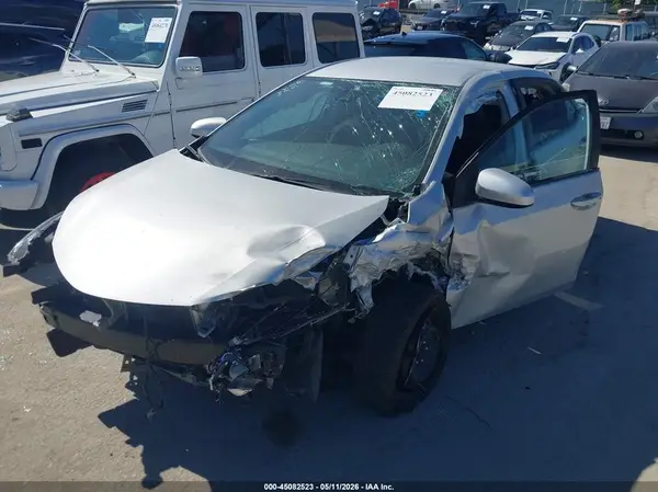 5YFBURHE4KP891856 2019 TOYOTA COROLLA - Image 2