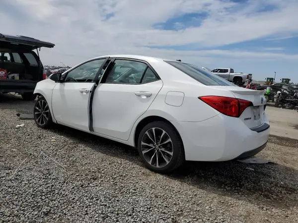 5YFBURHE5HP585905 2017 TOYOTA COROLLA - Image 2