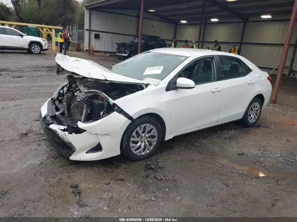 5YFBURHE5HP597777 2017 TOYOTA COROLLA - Image 2