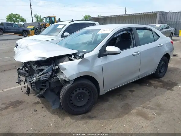 5YFBURHE5HP620894 2017 TOYOTA COROLLA - Image 2