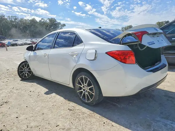 5YFBURHE5HP627988 2017 TOYOTA COROLLA - Image 2
