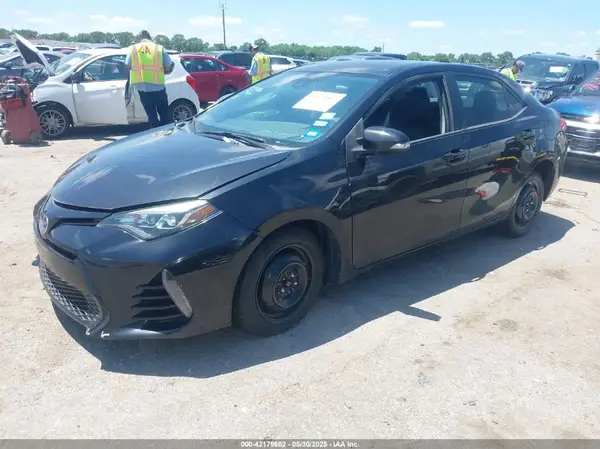 5YFBURHE5HP681565 2017 TOYOTA COROLLA - Image 2