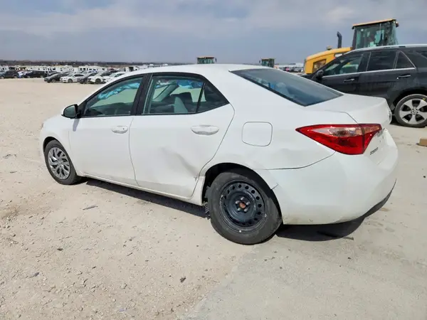 5YFBURHE5HP686068 2017 TOYOTA COROLLA - Image 2