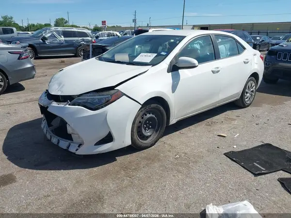 5YFBURHE5HP701765 2017 TOYOTA COROLLA - Image 2