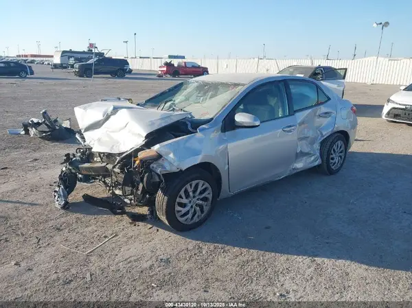 5YFBURHE5HP704990 2017 TOYOTA COROLLA - Image 2