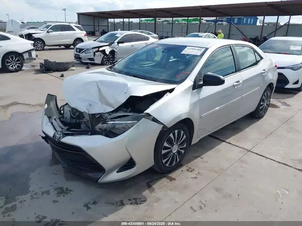 5YFBURHE5HP724608 2017 TOYOTA COROLLA - Image 2