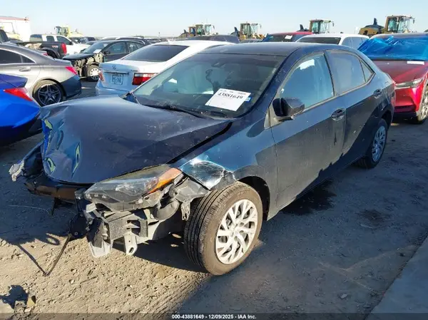 5YFBURHE5HP724804 2017 TOYOTA COROLLA - Image 2