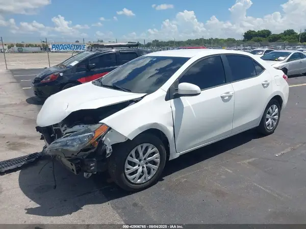 5YFBURHE5JP739406 2018 TOYOTA COROLLA - Image 2