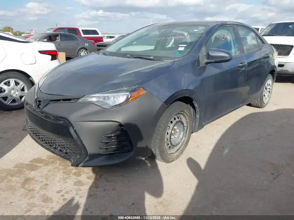 5YFBURHE5JP740961 2018 TOYOTA COROLLA - Image 2