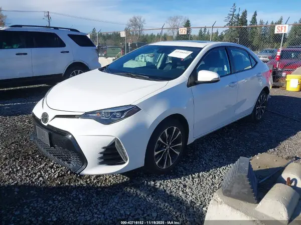 5YFBURHE5JP741236 2018 TOYOTA COROLLA - Image 2