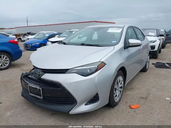 5YFBURHE5JP744251 2018 TOYOTA COROLLA - Image 2