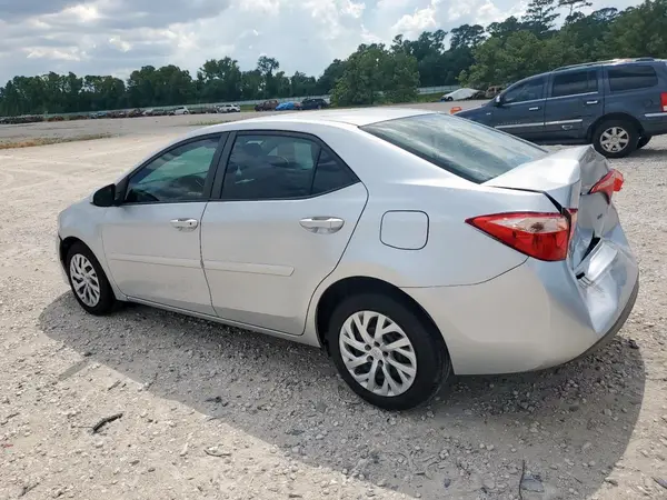 5YFBURHE5JP744721 2018 TOYOTA COROLLA - Image 2