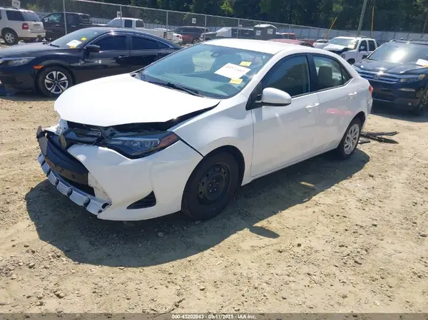 5YFBURHE5JP746789 2018 TOYOTA COROLLA - Image 2