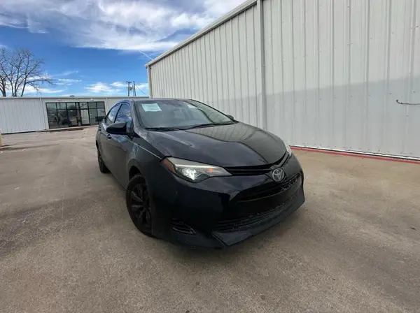 5YFBURHE5JP748218 2018 TOYOTA COROLLA - Image 1