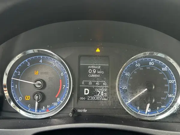 5YFBURHE5JP748218 2018 TOYOTA COROLLA - Image 8