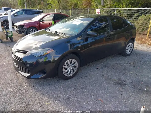 5YFBURHE5JP748526 2018 TOYOTA COROLLA - Image 2