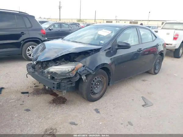 5YFBURHE5JP749000 2018 TOYOTA COROLLA - Image 2