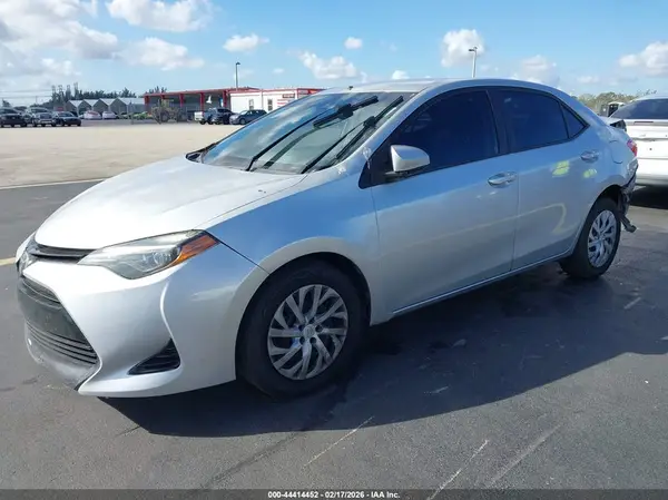 5YFBURHE5JP751863 2018 TOYOTA COROLLA - Image 2