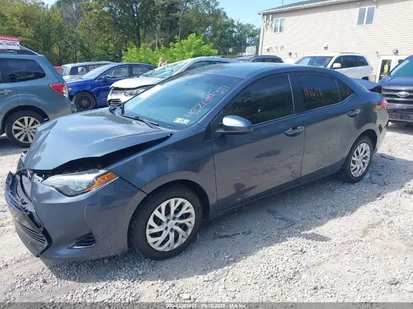5YFBURHE5JP752947 2018 TOYOTA COROLLA - Image 2
